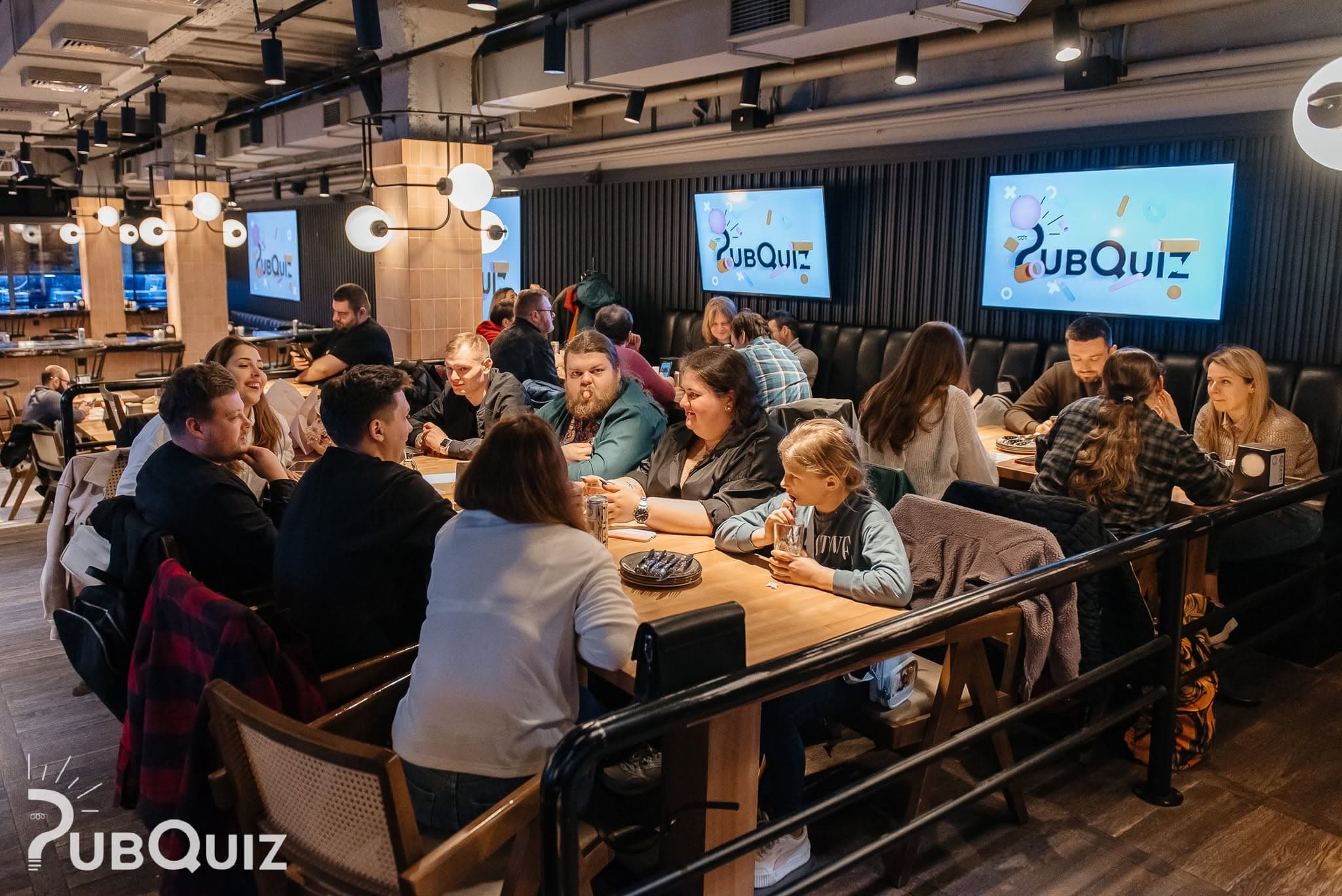 Повний зал гравців на грі PubQuiz